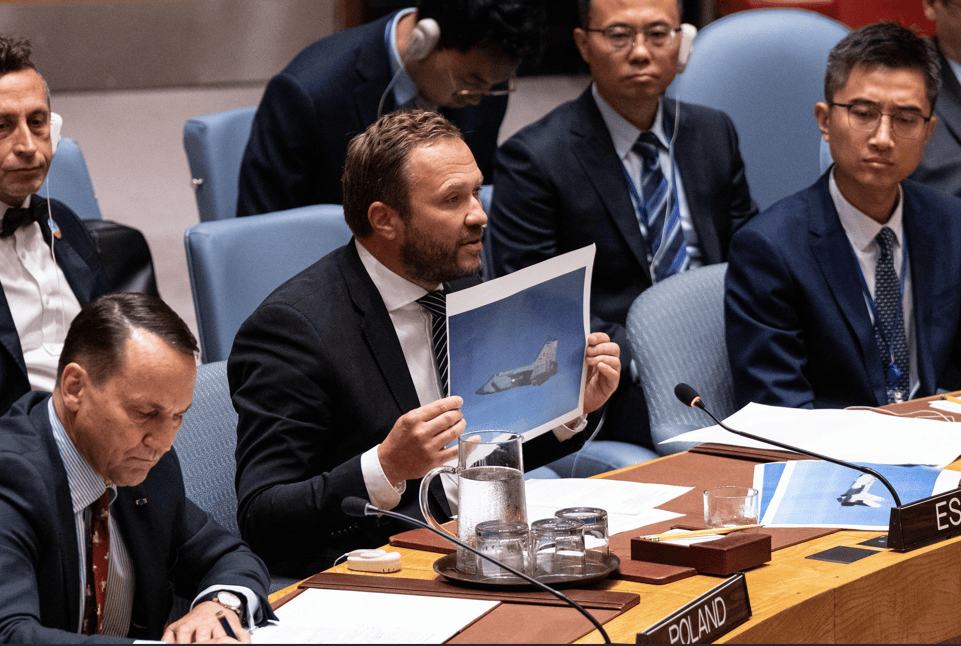 Minister for Foreign Affairs of Estonia showing photos of Russian jets